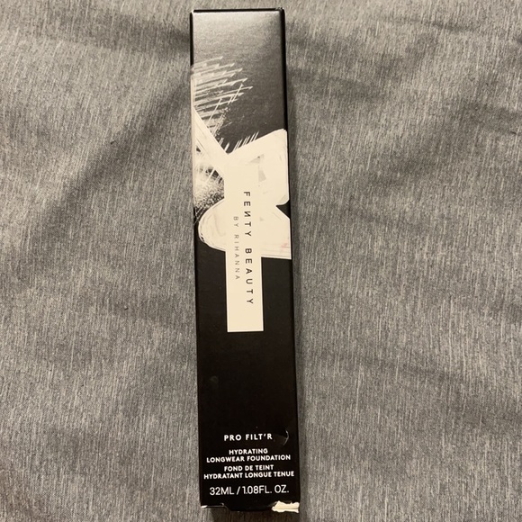 Fenty 200 Pro Filt'r Hydrating Longwear Foundation - Picture 2 of 5